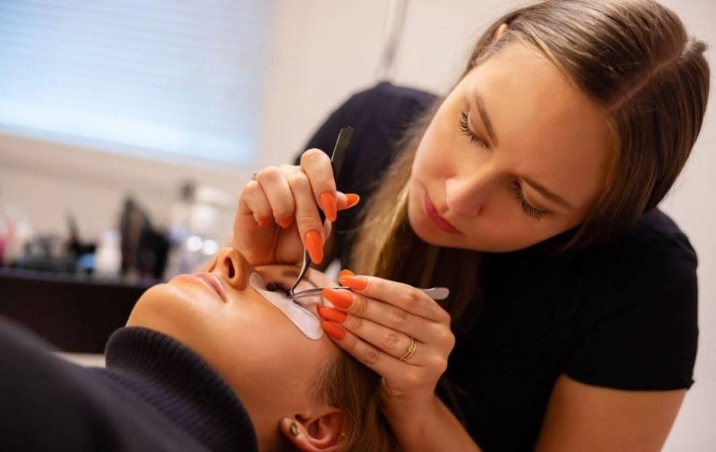 What Does an Eyelash Technician Do?